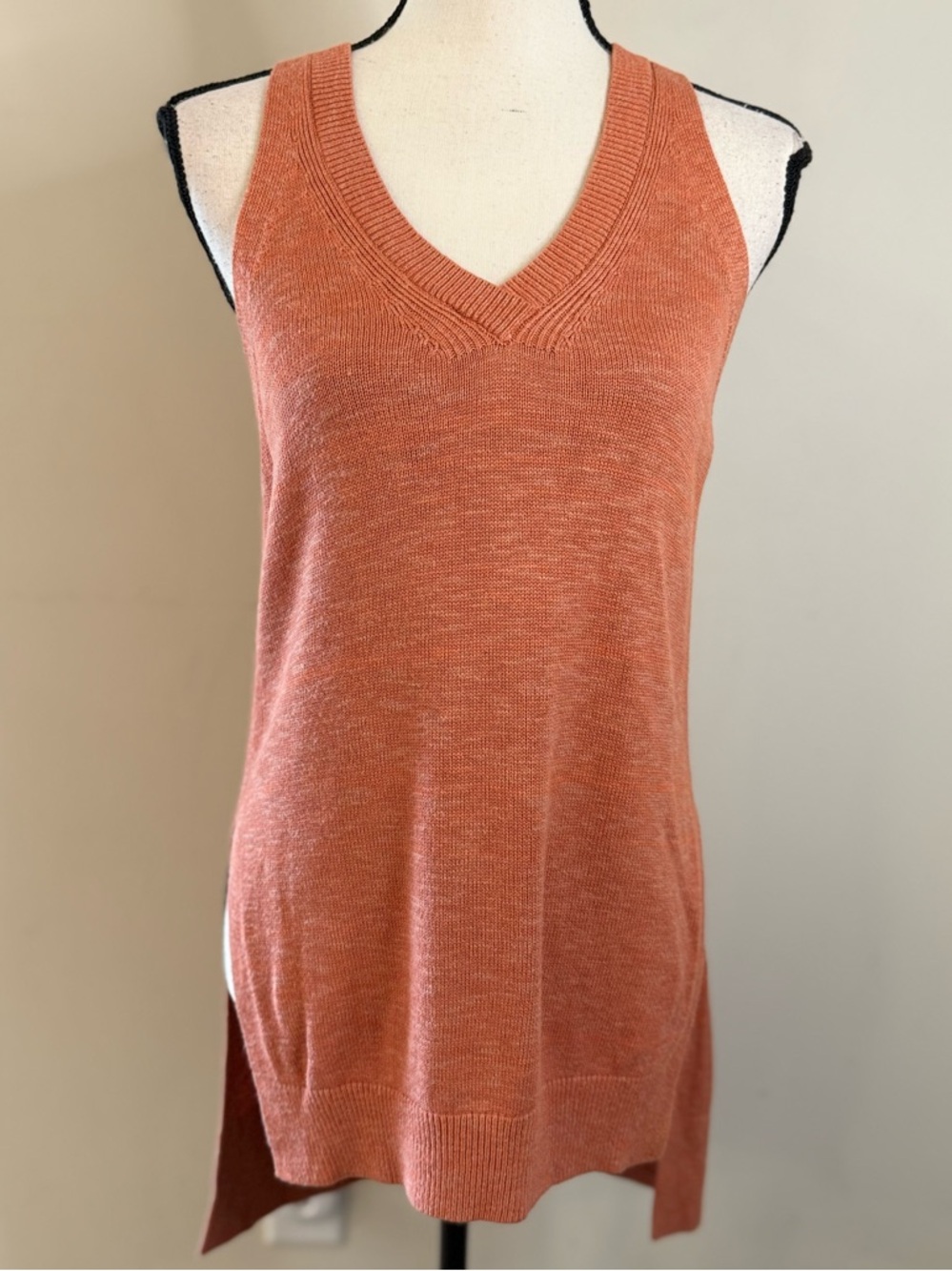 Anthropologie linen blend sleeveless V neck knit sweater in a rust color SZ XS